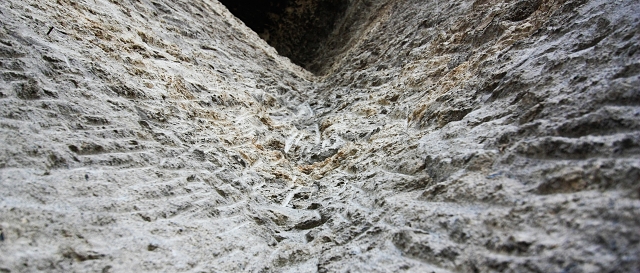 detail vytesanej tufovej steny