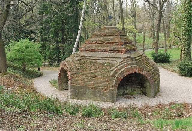 Obelisk z kamieniem węgielnym Świątyni Najwyższej Opatrzności