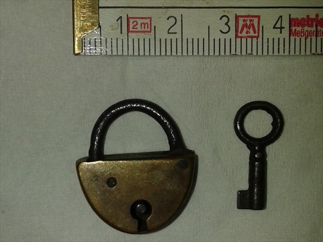 ručně kovaný miniaturní zámek z mosazi, 18.století