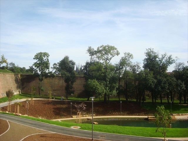 Pohled z vyhlídky k Hradu - foceno v den oficiálního otevření parku - 24. 9. 2014 Pohled z vyhlídky k Hradu - foceno v den oficiálního otevření parku - 24. 9. 2014